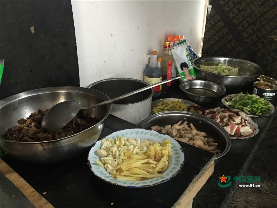 Một bữa ăn khá thịnh soạn với ba món thịt bốn món rau. Những mớ rau tươi được binh lính quý trọng hơn cả thịt, chỉ khi đãi khách quý họ mới "dám" nấu ngần kia rau. Nguồn ảnh: 81cn.