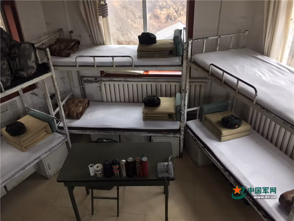 Một góc phòng ngủ của các binh lính đơn vị sơn cước. Những người lính Trung Quốc cũng gấp nội vụ rất vuông vắn. Nguồn ảnh: 81cn.
