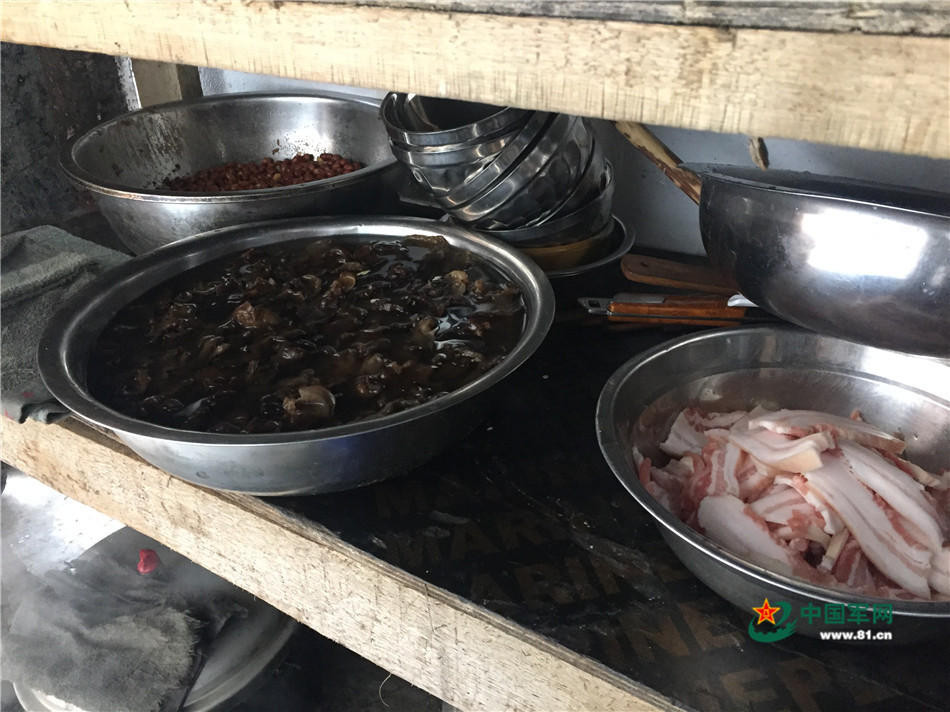 Thịt lợn có sẵn trong... chuồng hoặc trong các đợt hàng tiếp tế với đồ đông lạnh. Tuy nhiên binh lính ở đây thường tự sản tự tiêu, đồ đông lạnh được để dành đến khi không có tiếp tế (do bị thời tiết cô lập) mới lấy ra ăn. Nguồn ảnh: 81cn.