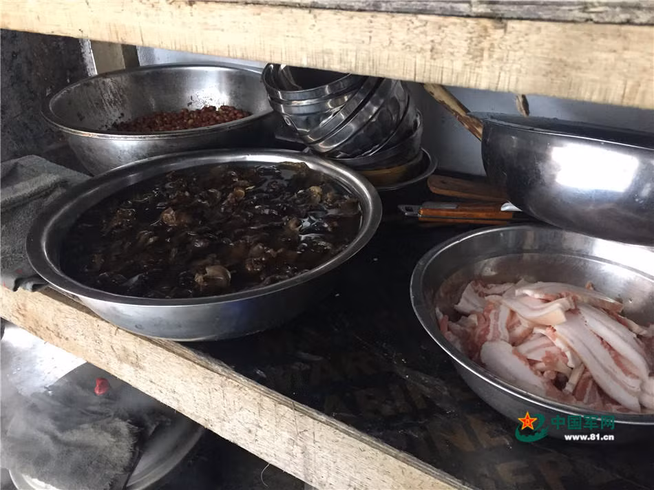Thịt lợn có sẵn trong... chuồng hoặc trong các đợt hàng tiếp tế với đồ đông lạnh. Tuy nhiên binh lính ở đây thường tự sản tự tiêu, đồ đông lạnh được để dành đến khi không có tiếp tế (do bị thời tiết cô lập) mới lấy ra ăn. Nguồn ảnh: 81cn.