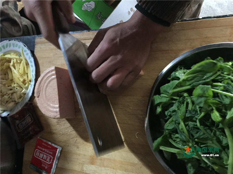 Bữa ăn được bổ sung thêm một hộp pate. Đồ hộp được mang lên theo từng đợt, đến lúc sắp hết hạn binh lính phải "ăn lấy ăn để" đồ từ đợt cũ để tránh lãng phí và lấy chỗ trong kho cho đồ mới được chuyển lên. Nguồn ảnh: 81cn.