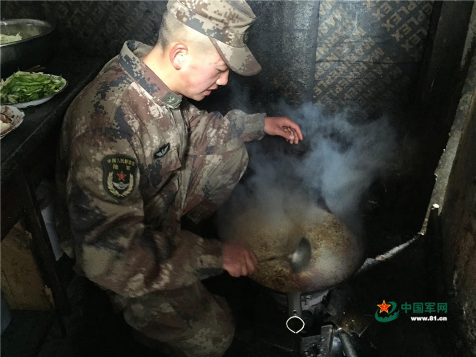 Một anh nuôi Trung Quốc đang chế biến đồ ăn trên chốt. Nhìn vào kích cỡ chiếc chảo chúng ta có thể đoán được trên chốt chỉ có khoảng 1 tiểu đội lính sơn cước đóng quân. Nguồn ảnh: 81cn.