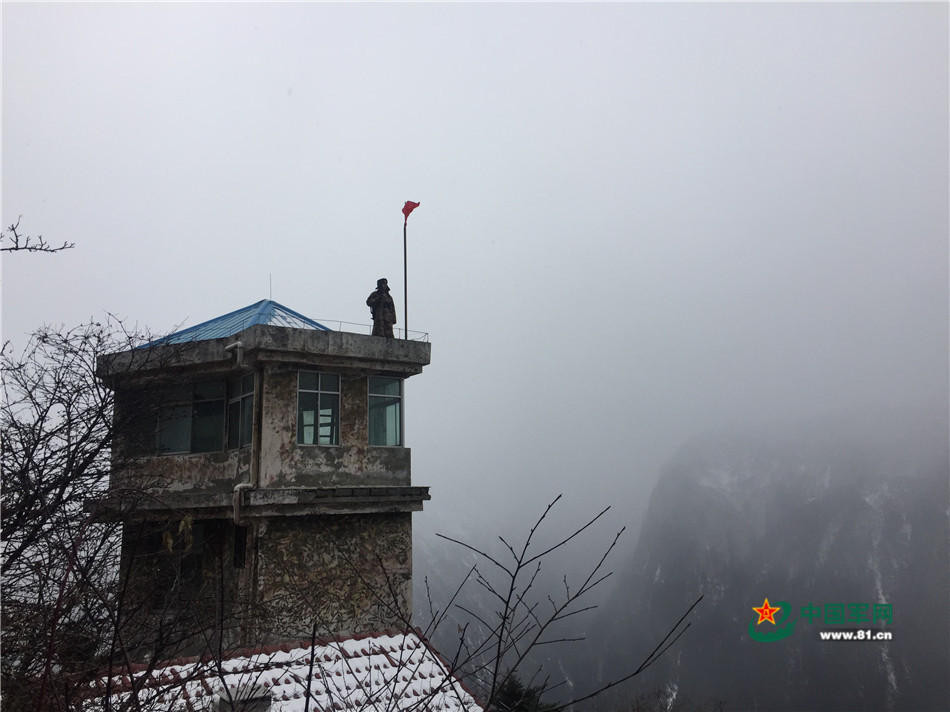 Đóng quân ở nơi đây cũng không khác gì đóng quân ngoài hải đảo vì nếu muốn đi bộ đến ngôi làng gần nhất cũng mất tới vài ngày, đơn vị sơn cước này lại thường không có phương tiện vận tải bởi đơn giản đường đi bộ cũng đã rất khó khăn. Nguồn ảnh: 81cn.