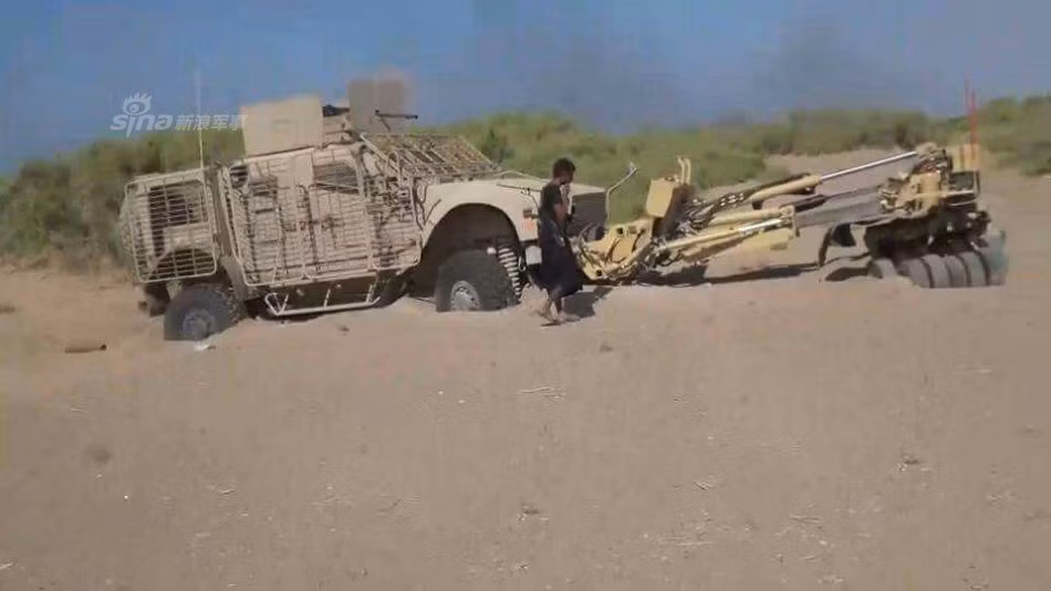 Xe thiết giáp vượt địa hình được trang bị thêm cả hệ thống rà phá bom mìn lại trở nên quá cồng kềnh và không thể di chuyển được trên địa hình đầy cát. Ảnh: Một chiếc thiết giáp phá mìn mở đường bị lún sâu trong cát. Nguồn ảnh: Sina.