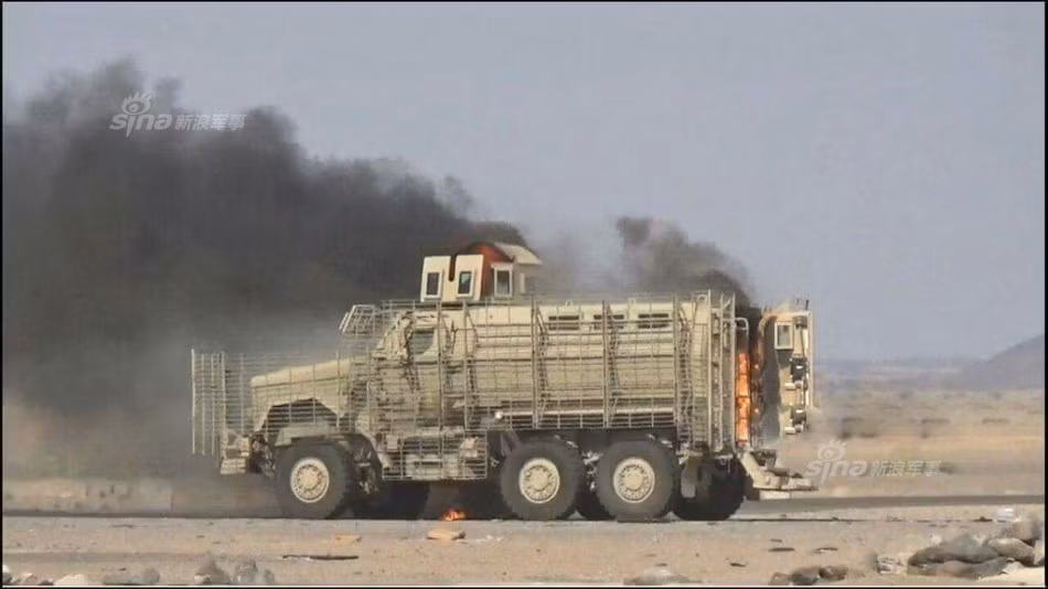 Tuy vậy, dù những người lính phía trong xe an toàn thì chiếc xe này cũng sẽ bị phá hủy đến mức không thể cứu vãn lại được, buộc phải loại bỏ. Nguồn ảnh: Sina.