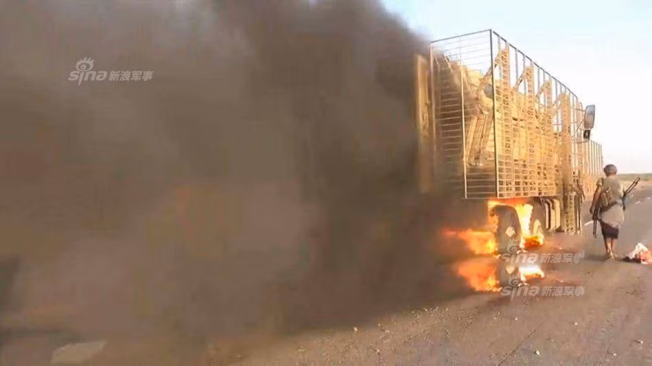 Kể từ khi cuộc chiến ở Yemen nổ ra từ năm 1994 tới nay, vùng đất này chưa bao giờ yên tiếng súng. Những bức ảnh được công bố mới đây đã cho thấy sự khốc liệt ở chiến trường Yemen với hàng loạt hình ảnh về các xe thiết giáp của Ả-rập bị bốc cháy do dính phải mìn. Nguồn ảnh: Sina.