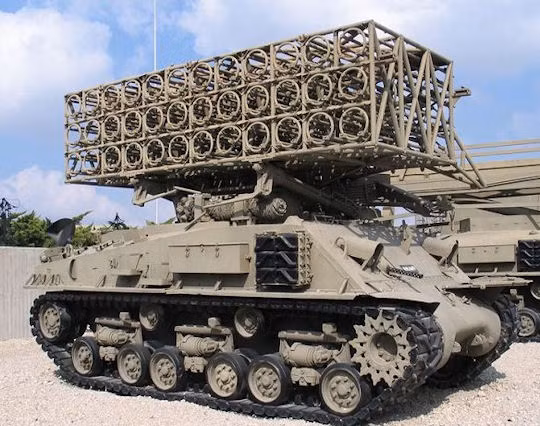 Ngoài ra, cũng có nhiều chiếc M4 được "độ" lại thành xe chỉ huy, xe công binh hay xe phóng hỏa tiễn. Phần khung gầm của M4 rất bền và dễ dàng sửa chữa do sử dụng toàn những công nghệ cũ khiến việc bảo trì, bảo dưỡng đơn giản hơn bao giờ hết. Vấn đề khó nhất đó là tìm kiếm linh kiện thay thế. Nguồn ảnh: QQ.