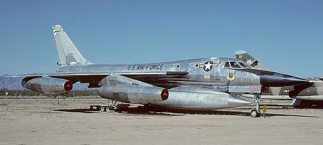 Tổng cộng trong thời gian 10 năm kể từ khi được công bố chính thức đến lúc nghỉ hưu đã có 116 chiếc máy bay ném bom B-58 thuộc 8 phiên bản khác nhau đã được ra đờ. Tuy vậy các phi công thường phàn nàn rằng chiếc B-58 này quá khó bay và phi hành đoàn 3 người luôn trong trạng thái "luôn tay luôn chân" do có quá nhiều thao tác cần phải làm khi thực hiện bay. Tính đến khi nghỉ hưu chỉ có duy nhất Không quân Mỹ sở hữu và sử dụng loại máy bay này. Nguồn ảnh: Chosun.