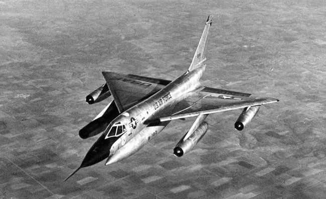 Máy bay ném bom chiến lược B-58 có phi hành đoàn 3 người bao gồm phi công, hoa tiêu kiêm điều khiển rada kiêm ném bom và sỹ quan phòng thủ (điều khiển hệ thống phản công điện từ và ngồi cạnh phi công trên ghế lái phụ). Nguồn ảnh: Chosun.