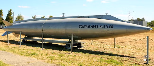 Máy bay có tầm bay tối đa với quãng đường lên tới 7600 km khi bay đường trường ở vận tốc 985 km/h. Nếu sử dụng bình xăng phụ máy bay sẽ gia tăng tầm bay lên khoảng 600 km nữa. Bán kính chiến đấu 3.200 mét, trần bay 19.300 mét và máy bay chỉ có thể đạt tốc độ tối đa 2.200 km/h ở độ cao 12.000 mét trở lên. Ảnh: Bình xăng phụ của chiếc B-58. Nguồn ảnh: Chosun.