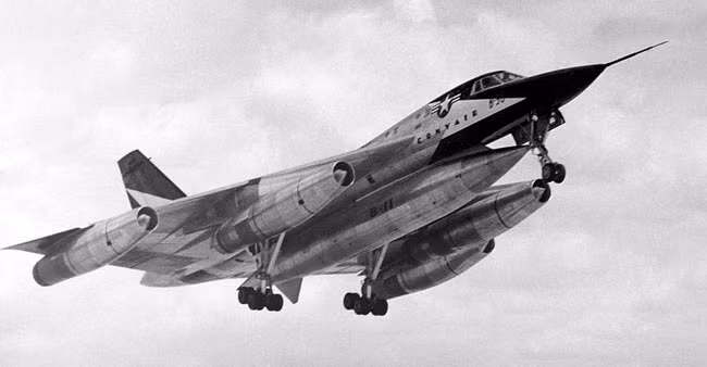 Chiếc B-58 cũng là chiếc máy bay chiến đấu đầu tiên mang khái niệm "tiếng nổ siêu thanh" (Sonic boom). Tiếng nổ siêu thanh là âm thanh được tạo ra khi máy bay vượt qua bức tường âm thanh để đạt tốc độ nhanh hơn tốc độ âm thanh (700 mét/giây), tiếng nổ phát ra cực lớn và có có phần giống tiếng... khai hỏa. Nguồn ảnh: Chosun.