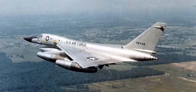B-58 là máy bay ném bom tốc độ cao đầu tiên của Mỹ có khả năng đạt tới tốc độ Mach 2 nghĩa là gấp đôi tốc độ âm thanh, tương đương với 2.200 km/h. Vào thời điểm chiếc máy bay này ra đời năm 1956 thì trên thế giới hiếm có quả tên lửa hay khẩu pháo phòng không nào bắn nhanh, bay nhanh để đuổi kịp nó. Nguồn ảnh: Chosun.