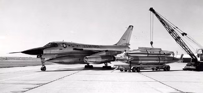 Máy bay được trang bị một pháo tự động T171 20 mm kèm theo 4 bom nguyên tử B43 hoặc B61 với tải trọng tối đa 8,8 tấn tổng cộng. Nguồn ảnh: Chosun.