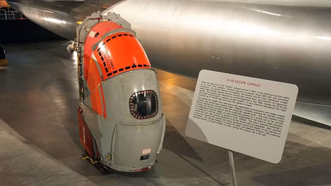 Do thực hiện nhiệm vụ ở độ cao lớn và bay với tốc độ quá cao nên trong trường hợp khẩn cấp ở vận tốc Mach 2.0 nếu phi công nhảy dù theo kiểu thông thường sẽ có nguy cơ tử vong ngay lập tức, vậy nên các kỹ sư đã thiết kế hệ thống thoát hiểm cho máy bay theo kiểu vỏ nhộng để đảm bảo an toàn cho các phi công. Nguồn ảnh: Chosun.