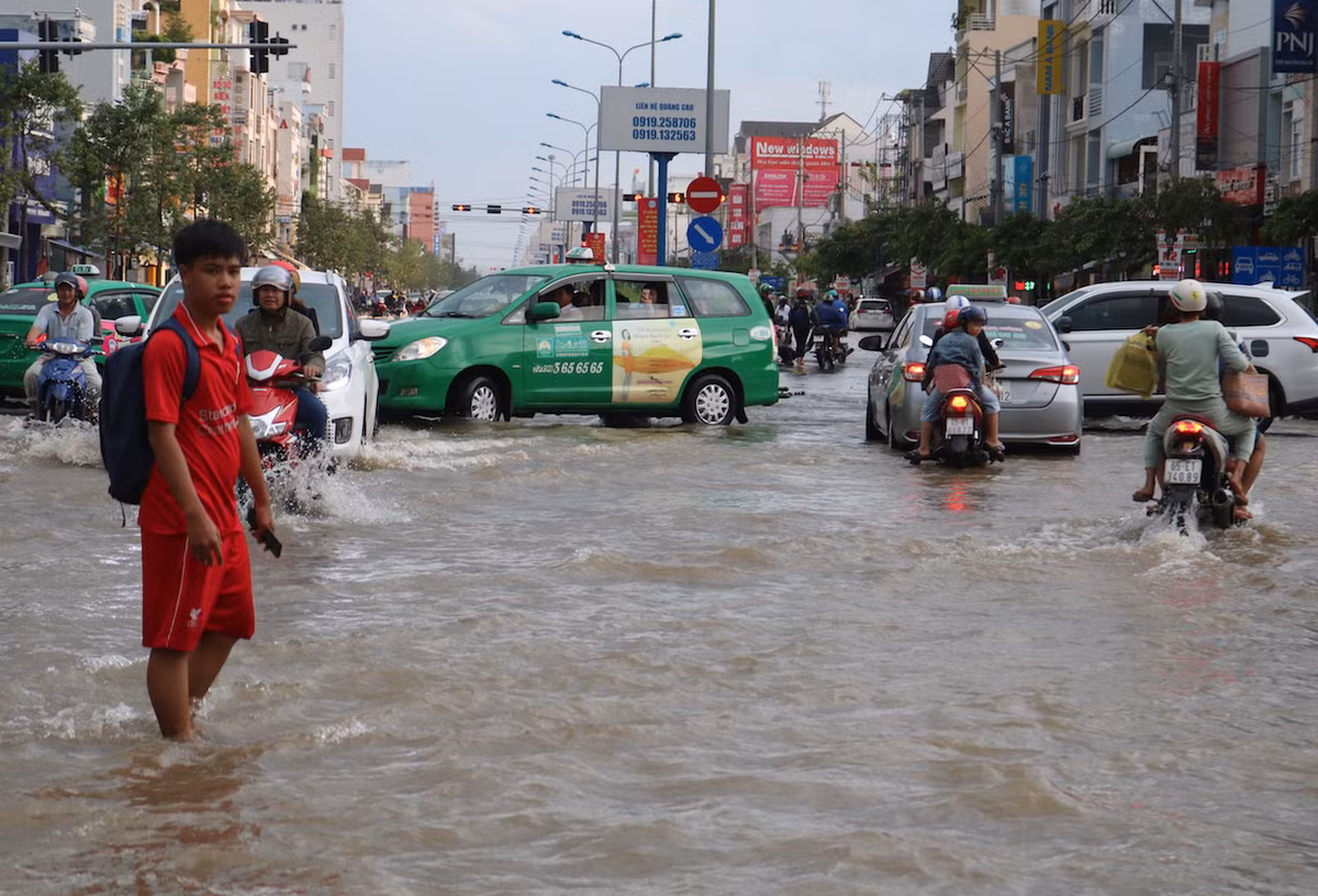 Triều cường lớn nhất lịch sử ở Cần Thơ: Bơi ghe giữa đường - Hình 7 Trieu cuong lon nhat lich su o Can Tho: Boi ghe giua duong-Hinh-7