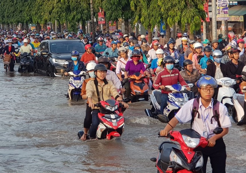 Triều cường lớn nhất lịch sử ở Cần Thơ: Bơi ghe giữa đường Trieu cuong lon nhat lich su o Can Tho: Boi ghe giua duong