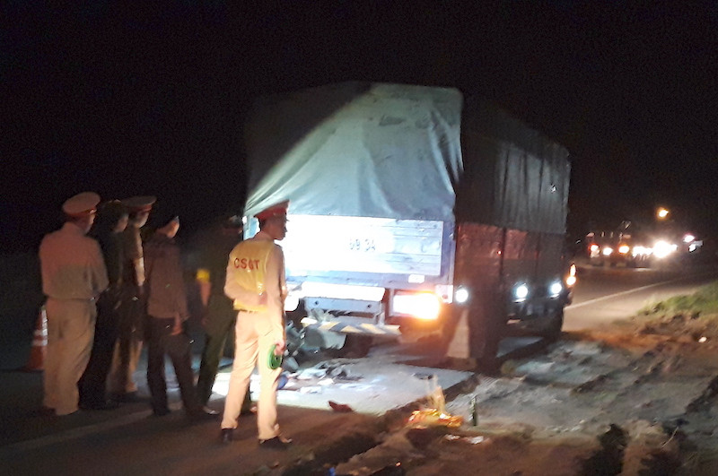 Hai me con bi tai nan chet tham khi dang ve du dam tang nguoi than