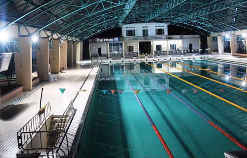 Nam SV chet bat thuong duoi ho boi truong Dai hoc TDTT TPHCM