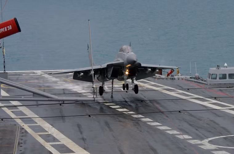 Hiện nay, Ấn Độ là khách hàng sử dụng nhiều máy bay tiêm kích hạm MiG-29K nhất với số lượng lên tới 45 chiếc được đặt mua từ tháng 3/2010. Trong khi đó, Hải quân Nga đang đặt mua 24 chiếc MiG-29K và KUB (phiên bản huấn luyện hai chỗ ngồi). Nguồn ảnh: ndtv