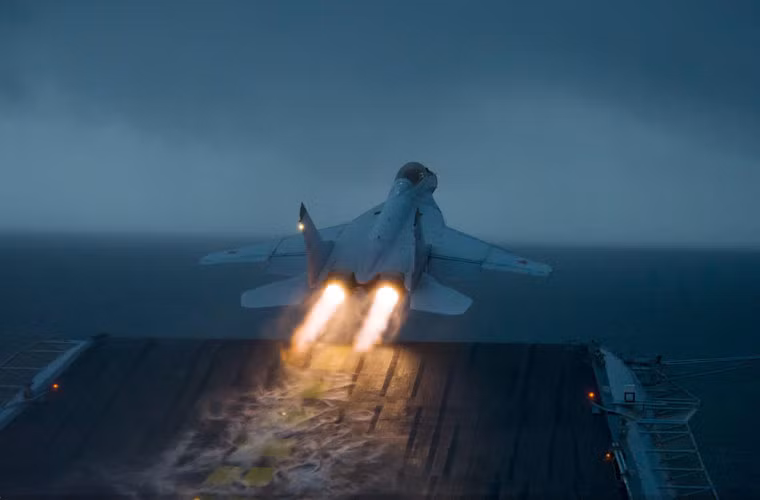 MiG-29K là tiêm kích đa năng chuyên hoạt động trên tàu sân bay do Cục thiết kế Mikoyan phát triển từ cuối những năm 1980. Tuy nhiên, mãi tới hơn 20 năm sau, MiG-29K mới được trọng dụng và trang bị cho các tàu sân bay Ấn Độ và Nga. Nguồn ảnh: deviart