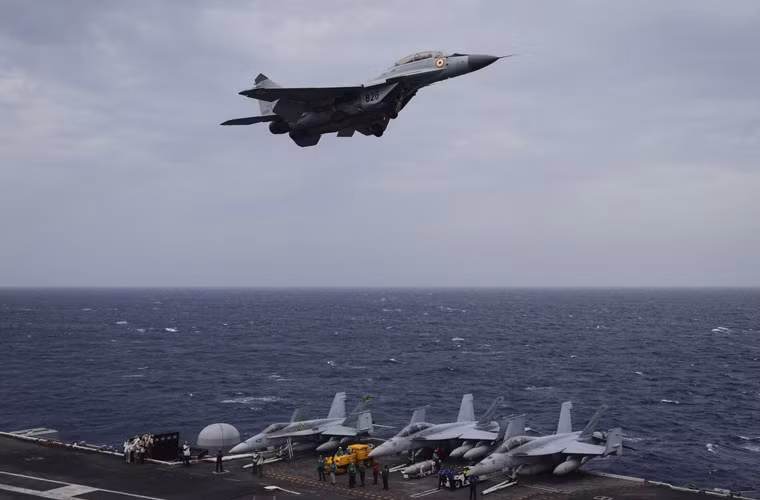 Tháng 7/2016, Cơ quan Kiểm toán Ấn Độ (CAG) đã trình lên quốc hội bản báo cáo bất lợi với dòng máy bay MiG-29K. Theo đó, CAG cho rằng, phần khung của những chiếc MiG-29K/KUB có quá nhiều điểm thiếu xót để có thể hoạt động, cùng với đó là hiệu suất hoạt động của mẫu động cơ phản lực RD MK-33 trên MiG-29K và cuối cùng là hệ thống kiểm soát bay của số máy bay này. Các thiếu sót kỹ thuật này sẽ làm giảm đáng kể tuổi thọ hoạt động của những chiếc MiG-29K/KUB vốn có tiêu chuẩn là 6.000 giờ hoặc 25 năm… Nguồn ảnh: Reddit