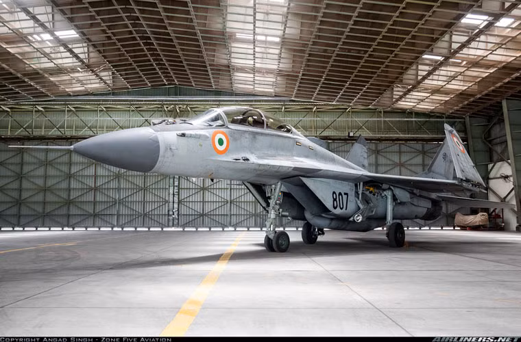 Trong một tuyên bố mạnh mẽ gửi tới hãng tin Jane's ngày 9/8, phía Nga đã lên tiếng bác bỏ cáo buộc của giới truyền thông Mỹ cho rằng Ấn Độ rất không hài lòng với độ tin cậy của dòng máy bay tiêm kích MiG-29K mà Moscow đang cung cấp cho Quân đội Ấn Độ. Nguồn ảnh: Airlines.net
