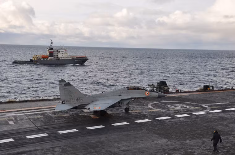 Phiên bản tiêm kích hạm MiG-29K được phát triển trên cơ sở khung thân mẫu MiG-29M với việc gia cố khung thân, thiết kế cánh gấp gọn, bổ sung thiết bị hãm đà để hoạt động trên tàu sân bay. Nó có chiều dài 17,3m, sải cánh 11,99m, trọng lượng rỗng 11 tấn, trọng lượng cất cánh tối đa 24,5 tấn. Nguồn ảnh: ndtv