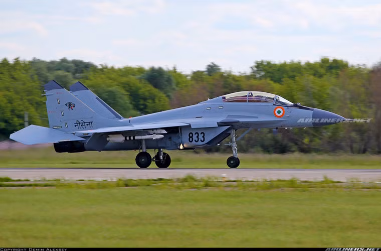 "Cần lưu ý rằng các tàu sân bay INS Vikrat và INS Vikramaditya (của Hải quân Ấn Độ) được thiết kế riêng để chở các máy bay do Nga thiết kế bao gồm MiG-29K và MiG-29KUB. Tất cả các hệ thống kỹ thuật của tàu, radar, và các hệ thống trên boong phóng máy bay đều sản xuất ở Nga, và được thiết kế để chỉ hoạt động với máy bay MiG", RAC MiG tuyên bố. Tuyên bố này của MiG cho thấy sự sự độc tôn của dòng tiêm kích MiG-29K trên các tàu sân bay Ấn Độ, không thể thay đổi được. Nguồn ảnh: Airlines.net