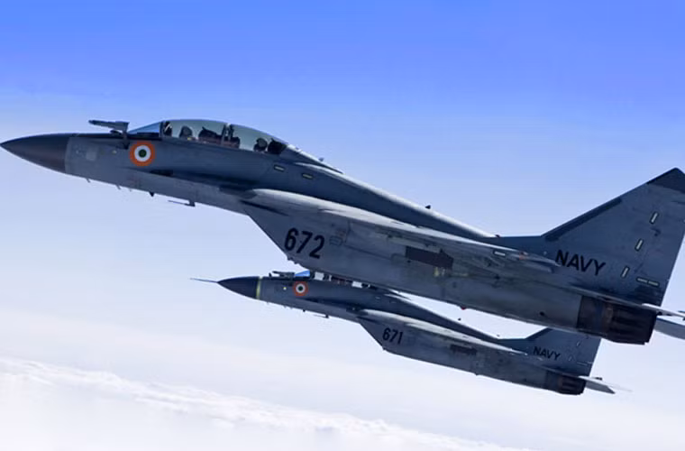 Nó mang được tổng cộng 5,5 tấn vũ khí trên 8 giá treo: tối đa 8 quả tên lửa không đối không R-73E tầm ngắn hoặc 6 đạn không đối không tầm trung RVV-AE hoặc kết hợp mang 2 đạn đối không và 4 đạn chống hạm Kh-35U/UE và Kh-31A/AD. Ngoài ra, nó còn mang được cả bom dẫn đường laser hoặc TV KAB-500. Nguồn ảnh: Airlines.net