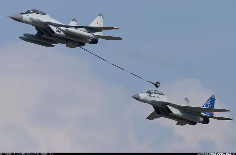 Máy bay mới nhận được cặp động cơ turbofan RD-33MK có công suất lớn hơn so với động cơ RD-33 trên các phiên bản MiG-29 trước đó, trong khi tiết kiệm nhiên liệu hơn, giảm việc xả khói đen. Nó đạt tốc độ tối đa tới 2.200km/h, có khả năng bay hành trình tốc độ siêu âm 1.500km/h (khả năng hiếm thấy ở các máy bay thế hệ 4), tầm hoạt động lên tới 3.000km với 3 thùng nhiên liệu phụ, tầm bán kính chiến đấu 850km. tốc độ leo cao xuất sắc 330m/s. Nguồn ảnh: Airlines.net