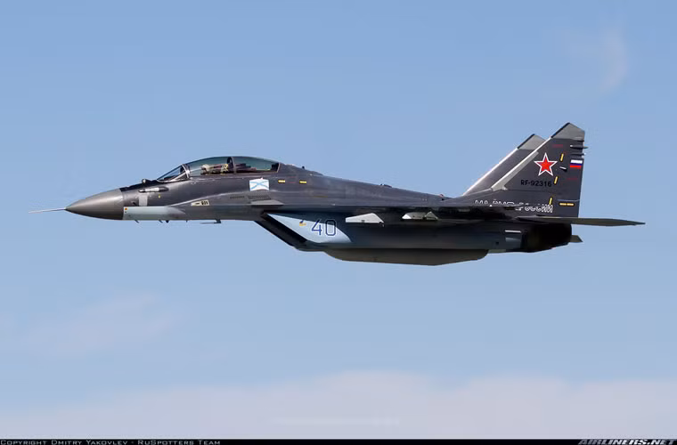 MiG-29K nhận hệ thống điện tử hàng không rất hiện đại, với đầy đủ tiện nghi trong buồng lái. Máy bay trang bị loại radar mạng pha chủ động Zhu-AE có tầm trinh sát mục tiêu trên không tới 120km, theo dõi được 10 mục tiêu và chỉ huy tên lửa hạ 4 mục tiêu cùng lúc. Trong chế độ không đối đất/đối hải, nó có thể phát hiện xe tăng cách 25km, cầu đường cách 120km và tàu khu trục cách tới 300km. Nguồn ảnh: Airlines.net