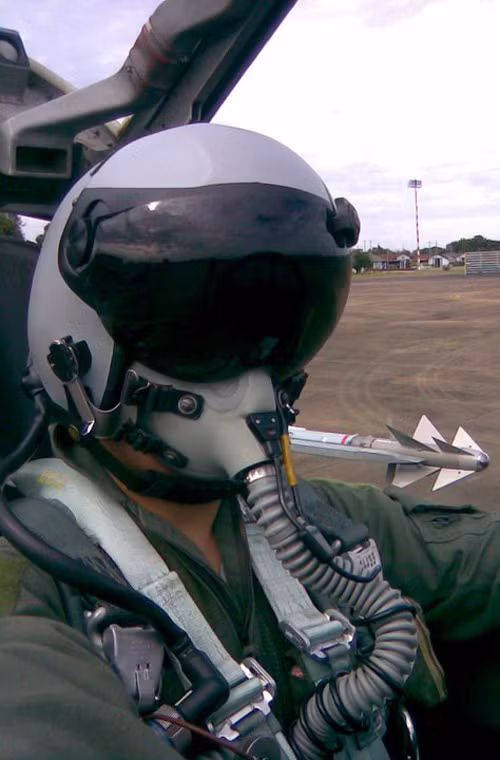 Phi công ngoài buồng lái hiện đại, tiện nghi, dễ kiểm soát hơn sẽ được trang bị cả mũ bay DASH (Israel) tích hợp hệ thống hiển thị mục tiêu trên kính mũ. Loại mũ bay này kết hợp tên lửa không đối không mới đem lại khả năng bám bắt mục tiêu trong các cuộc không chiến nhanh chóng, chính xác. Nguồn ảnh: Wikipedia