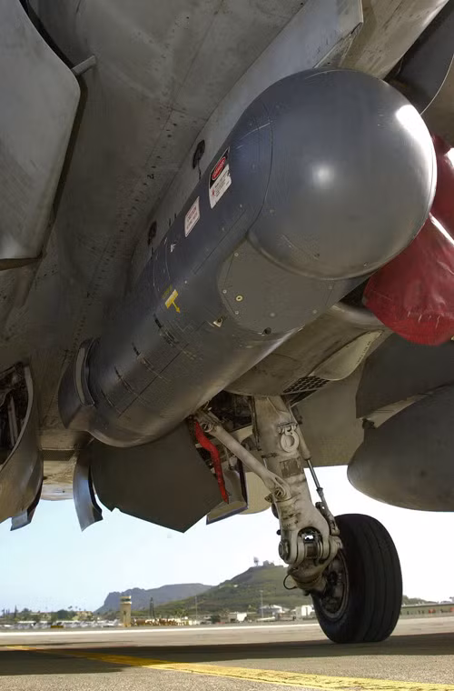 Ngoài ra, sau nâng cấp, máy bay F-5 có thể tích hợp pod chỉ thị mục tiêu LITENING III cho phép thực hiện dẫn đường cho các loại bom có điều khiển thông minh và pod gây nhiễu điện tử Sky Shield tăng khả năng đối phó tên lửa phòng không của đối phương. Nguồn ảnh: Wikipedia