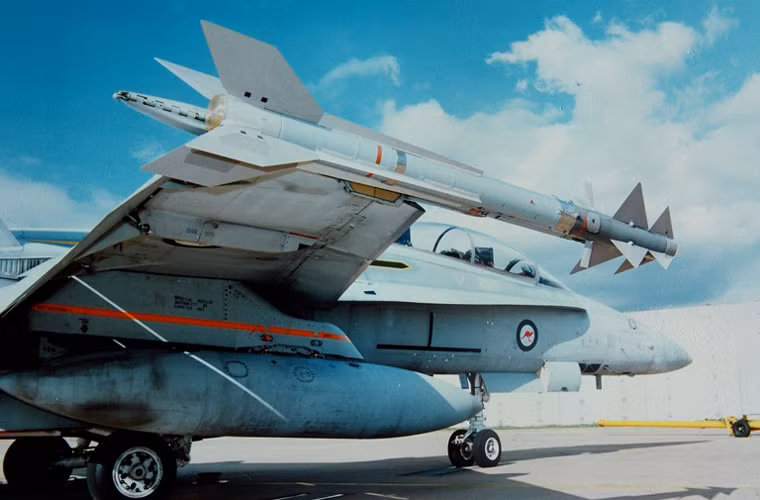 Python-4 là thế hệ tên lửa không đối không thứ 4 có khả năng tấn công mọi góc độ, mọi phương hướng, tích hợp được với mũ bay DASH. Nó có tầm bắn 15km, tốc độ Mach 3,5, trang bị đầu dò hồng ngoại và tia cực tím khiến nó vượt qua được màn tung pháo sáng mồi bẫy của đối phương. Nguồn ảnh: Wikipedia