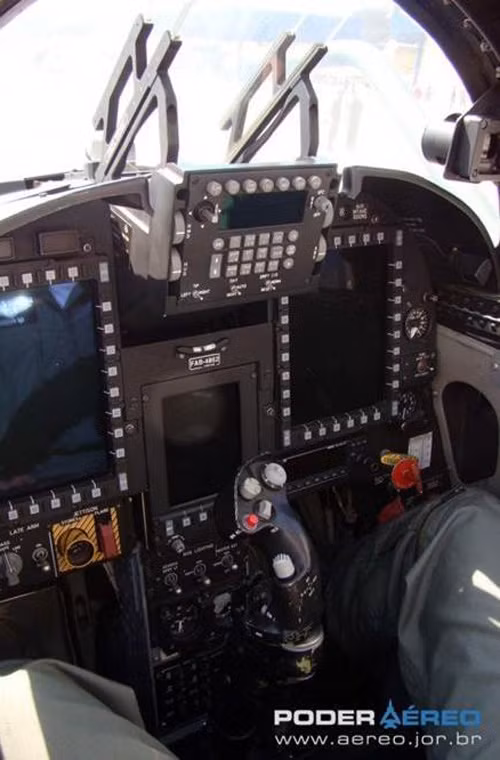 Trong ảnh là buồng lái mẫu F-5 Super Tiger sau nâng cấp - với hai màn hình LCD màu hiển thị thông tin kỹ thuật bay, bổ sung màn hình HUD trước mặt phi công. Nguồn ảnh: Poder Aereo