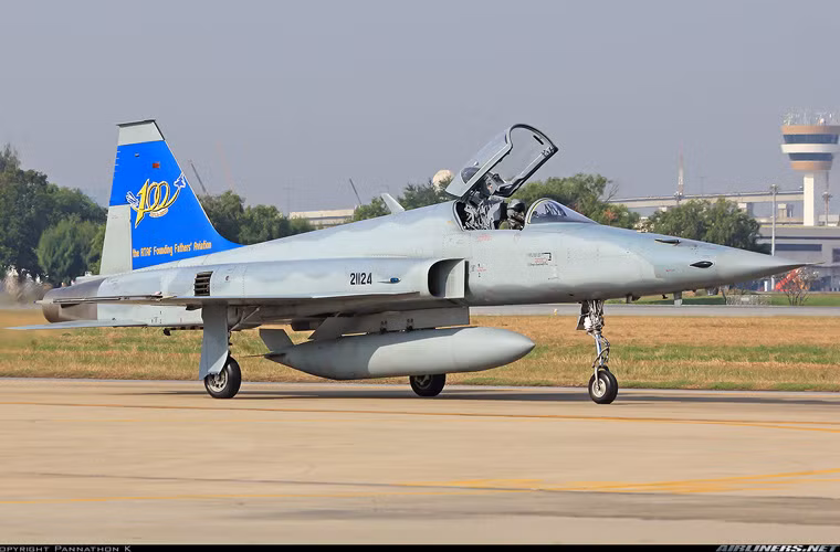 Việc Thái Lan vẫn lựa chọn nâng cấp tiêm kích F-5 sử dụng cho thấy tiềm năng cải tiến loại máy bay này vẫn rất lớn, linh kiện thay thế vẫn “thoải mái”. Lưu ý, hiện Việt Nam được cho là vẫn còn nắm giữ số lượng nhỏ chiến đấu cơ F-5 Tiger II trong kho dự trữ. Số máy bay này ta thu được vào năm 1975 từ VNCH, sau đó đã sử dụng suốt một thời gian khoảng 10 năm và đặc biệt là tham gia cả nhiệm vụ chiến đấu. Nguồn ảnh: Airlines.net