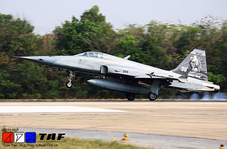 Do đó, chúng ta có quyền nghĩ tới một ngày gần KQND Việt Nam có thể tạm nâng cấp máy bay tiêm kích F-5 để thay thế cho vai trò của dòng máy bay MiG-21 trong 10-20 năm nữa. Các thử nghiệm của Liên Xô thậm chí từng thừa nhận rằng, F-5 có khả năng cơ động vượt trội cả MiG-21. Và nếu được nâng cấp theo tiêu chuẩn mới, chúng sẽ vượt xa cả những chiếc MiG-21 nâng cấp. Nguồn ảnh: TAF