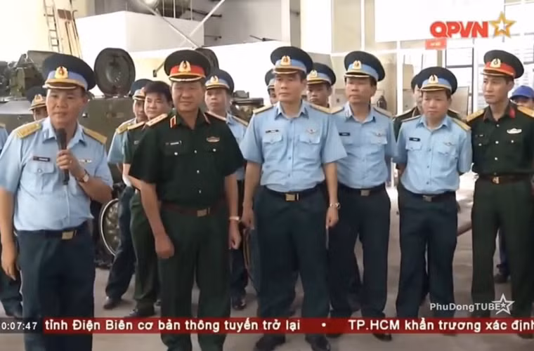 Theo kênh Quốc phòng Việt Nam, mới đây, tại buổi kiểm tra và làm việc với Nhà máy A34, Cục Kỹ thuật Quân chủng PK-KQ, Thượng tướng Bế Xuân Trường - Thứ trưởng BQP yêu cầu trong thời gian tới ngoài nhiệm vụ bảo đảm kỹ thuật để hiện đại hóa vũ khí khí tài phòng không tầm thấp, Nhà máy A34 cần tiếp tục phát huy vai trò là cơ sở duy nhất trong việc nghiên cứu sửa chữa, cải tiến và sản xuất vật tư. Áp dụng các thành tựu khoa học kỹ thuật vào thực tế vũ khí trang bị kỹ thuật. Nguồn ảnh: Kênh QPVN