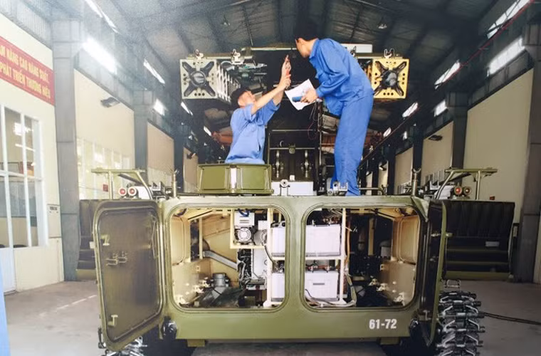 9K35 Strela-10 do Phòng Thiết kế Cơ khí Chính xác Tochmash KB nghiên cứu phát triển từ đầu những năm 1970, chính thức biên chế năm 1976. Toàn bộ hệ thống được kết cấu đơn giản, được triển khai trên khung gầm xe bọc thép đa dụng bánh xích MT-LB. Trên xe lắp đặt đài radar trinh sát 9S86 được lắp giữa 2 cặp hộp chứa tên lửa trên phương tiện phóng. Bên trong xe là cabin điều khiển với kíp trắc thủ 3 người. Trong ảnh, tên lửa A89 đang được công nhân nhà máy A34 sửa chữa cải tiến. Nguồn ảnh: Bảo tàng PK-KQ