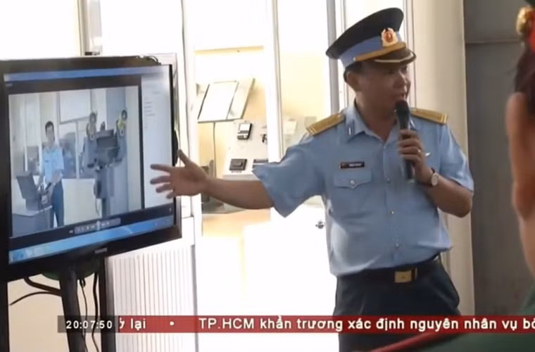 Theo những hình ảnh được kênh Quốc phòng Việt Nam công bố, Nhà máy A34 đang thực hiện việc cải tiến tổ hợp tên lửa vác vai A72 (định danh của Việt Nam dành cho loại tên lửa 9K32 Strela-2 của Liên Xô mà NATO thường gọi là SA-7). Việc cải tiến dường như là thiết kế bệ phóng tự hành, lắp 2 ống phóng A72. Kiểu thiết kế này xem ra có thể tích hợp A72 trên các phương tiện cơ giới hay tàu chiến bên cạnh việc đặt cố định trên mặt đất. Nguồn ảnh: Kênh QPVN