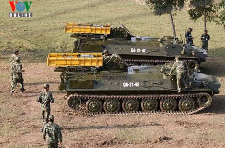 Trong ảnh, tổ hợp tên lửa A89 sau hiện đại hóa đang chuẩn bị cuộc bắn thử tại thao trường TB1. Các hình ảnh ống phóng màu vàng cho thấy có vẻ như tên lửa đã được cải tiến. Nguồn ảnh: VOV