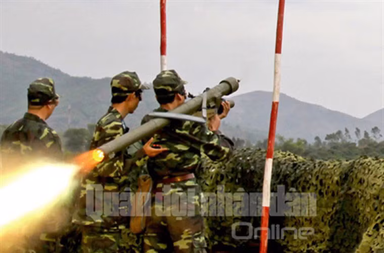 Tên lửa Strela-2 đạt tầm bắn 3,7km (tăng lên 4,2km phiên bản Strela-2M), lắp đầu nổ phá mảnh nặng 1,15kg với 370g thuốc nổ, trần bắn 50m tới 1,5km (tăng lên 2,3km Strela-2M). Nguồn ảnh: QĐND