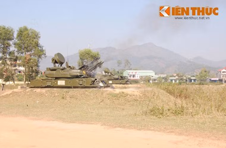 ZSU-23-4 Shilka là hệ thống pháo phòng không tự hành duy nhất có trong biên chế của Quân đội Nhân dân Việt Nam hiện nay. Pháo được trang bị 4 nòng súng tự động 23mm 2A7 có tốc độ bắn ước tính 3.400-4.000 phát/phút với tầm bắn hiệu quả khoảng 2,5km, tối đa lên đến 7km, được trang bị radar dẫn bắn có thể phát hiện mục tiêu ở cự ly đến 20km. Pháo được dẫn bắn bằng radar điều khiển hỏa lực RPK-2 Tobol có thể phát hiện mục tiêu máy bay ở cự ly xa 20km.