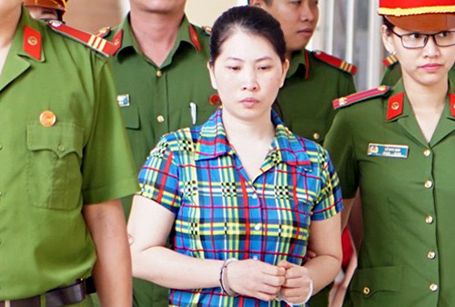 Vợ giết chồng, phi tang xác ở Bình Dương lãnh án chung thân: Ngày 23/8/2018, TAND Bình Dương đưa Hàng Thị Hồng Diễm (37 tuổi, quê Hậu Giang) ra xét xử về tội Giết người. Diễm đã giết chồng, phân xác phi tang cuối năm ngoái tại thị xã Thuận An. Xét thấy bị hại cũng có một phần lỗi, bị cáo Diễm thành khẩn khai báo, ăn năn hối cải và là lao động chính trong gia đình nên HĐXX quyết định tuyên phạt mức án tù chung thân.