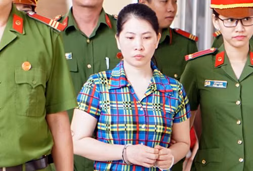  Vợ giết chồng, phi tang xác ở Bình Dương lãnh án chung thân: Ngày 23/8/2018, TAND Bình Dương đưa Hàng Thị Hồng Diễm (37 tuổi, quê Hậu Giang) ra xét xử về tội Giết người. Diễm đã giết chồng, phân xác phi tang cuối năm ngoái tại thị xã Thuận An. Xét thấy bị hại cũng có một phần lỗi, bị cáo Diễm thành khẩn khai báo, ăn năn hối cải và là lao động chính trong gia đình nên HĐXX quyết định tuyên phạt mức án tù chung thân.