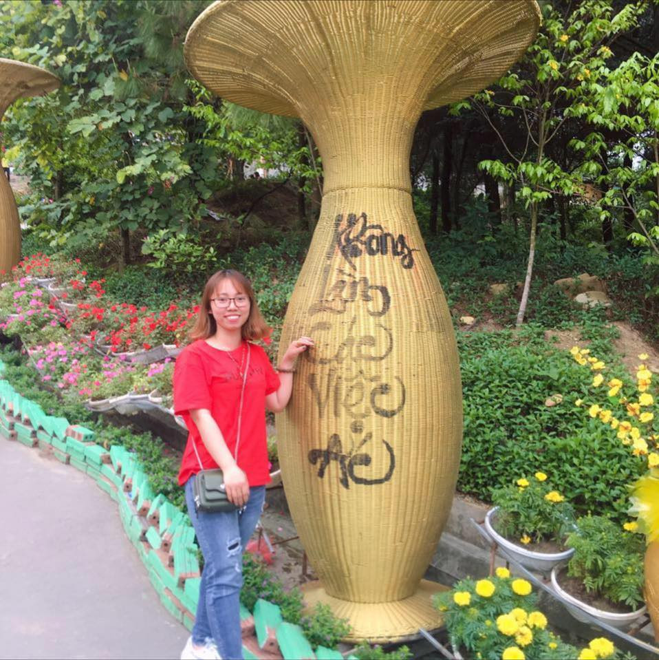 Thời điểm trà sữa được chuyển đến (3/12), bà Y. không có tại cơ quan nên 6 ly trà sữa được cất trong tủ lạnh của phòng hành chính. Không may, nữ điều dưỡng N.T.H. uống một cốc trà sữa được bơm chất độc và tử vong sau đó.