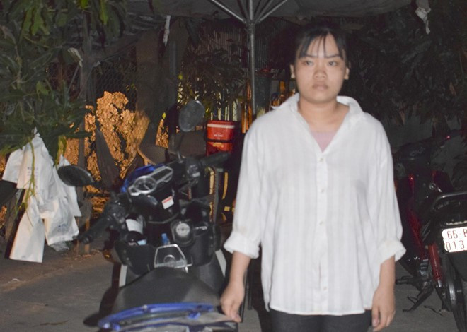 Thiếu nữ 18 tuổi đâm bạn trai tử vong sau phút cự cãi: Khoảng 10h sáng 8/4/2019, Nguyễn Văn Hậu Giang (29 tuổi, ngụ xã An Phong, huyện Thanh Bình, tỉnh Đồng Tháp) tìm đến nhà cha ruột Phạm Thị Mai Linh (18 tuổi, ngụ xã Tân Thạnh, huyện Thanh Bình)