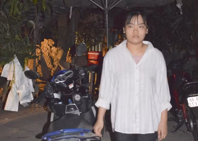  Thiếu nữ 18 tuổi đâm bạn trai tử vong sau phút cự cãi: Khoảng 10h sáng 8/4/2019, Nguyễn Văn Hậu Giang (29 tuổi, ngụ xã An Phong, huyện Thanh Bình, tỉnh Đồng Tháp) tìm đến nhà cha ruột Phạm Thị Mai Linh (18 tuổi, ngụ xã Tân Thạnh, huyện Thanh Bình)