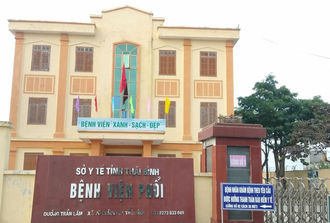 Trang từng có quan hệ tình cảm với anh rể là ông P.V.Q. (30 tuổi). Sau đó, Q. đề nghị chấm dứt mối quan hệ nên Trang nảy sinh ý định đầu độc chị họ là Đ.T.Y. (30 tuổi) - vợ ông Q. Trang lên kế hoạch, mua chất kịch độc và 6 cốc trà sữa để thực hiện hành vi thâm độc. Cô gái bơm chất độc vào các cốc trà sữa và gửi đến Bệnh viện Phổi Thái Bình - nơi bà Y. đang công tác.