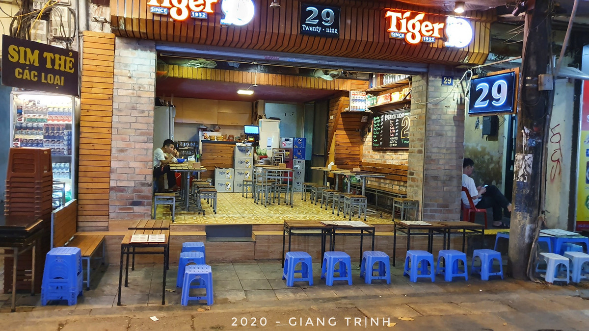 Nhiều khách ngại phải bắt xe vào phố cổ nhậu, nên lượng khách ở đây sụt giảm đáng kể